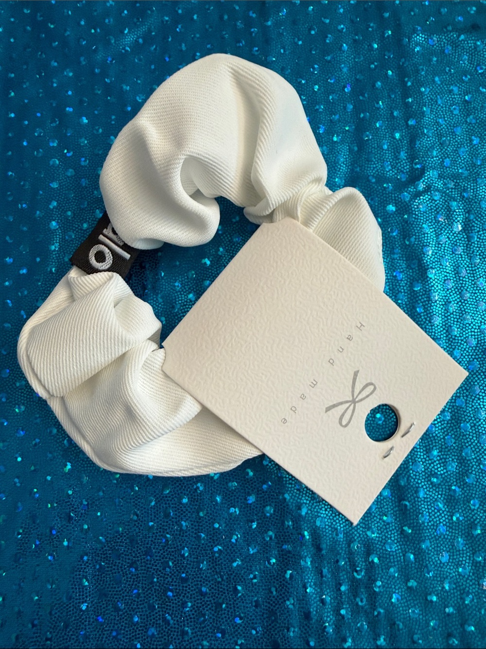 ALO Yoga Inspired White Fabric Scrunchie (OS) - Picture 4 of 4